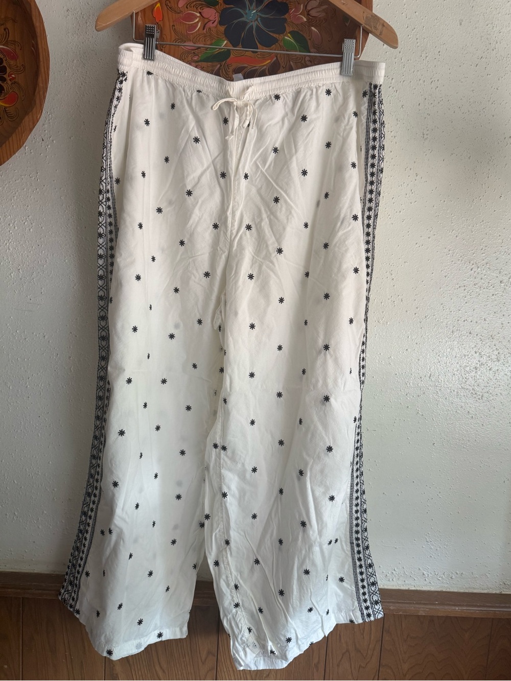 LOVE by GAP White Pajama Pant with Black Embroidery Size XL